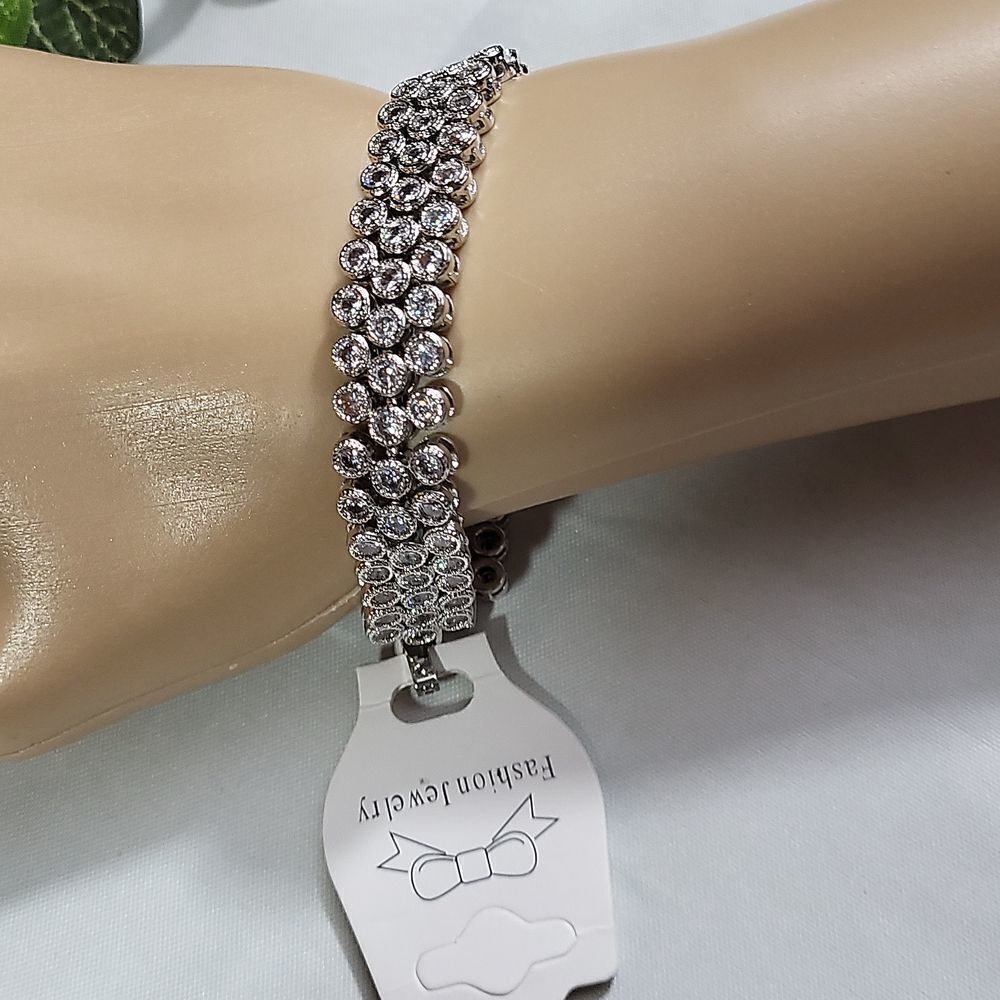 GLAMOURESQ, NEW,10.57CTW HIGH-END WHITE SAPPHIRE, 14K WHITE GOLD BRACELET